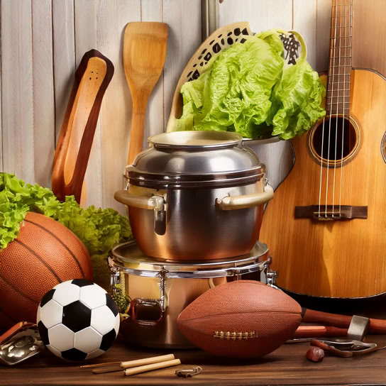 Fleißiges Kleines Mädchen, Das Auf Papier Im Hellen Wohnzimmer Zu Hause Zeichnet