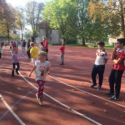 Fleißiges Kleines Mädchen, Das Auf Papier Im Hellen Wohnzimmer Zu Hause Zeichnet