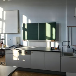 Fleißiges Kleines Mädchen, Das Auf Papier Im Hellen Wohnzimmer Zu Hause Zeichnet