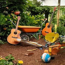 Fleißiges Kleines Mädchen, Das Auf Papier Im Hellen Wohnzimmer Zu Hause Zeichnet